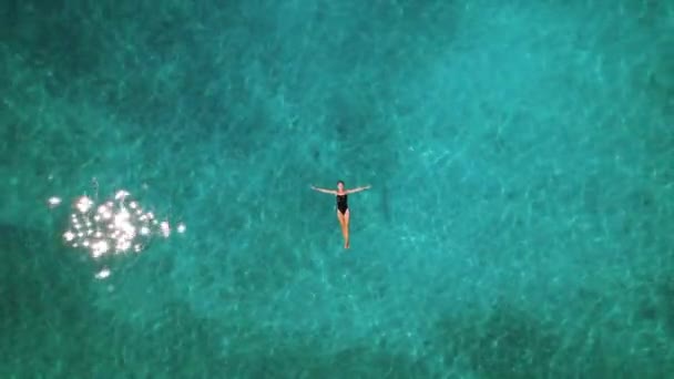 Θηλυκό Που Επιπλέει Στην Επιφάνεια Του Ωκεανού Αεροφωτογραφία Ενός Ατόμου — Αρχείο Βίντεο