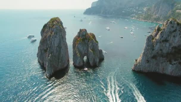 宏伟的海洋堆栈从意大利卡普里蓝色的海水中升起 泰瑞尼亚海天然岩层周围漂流的船只 — 图库视频影像