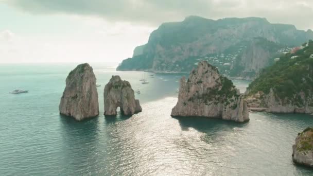 Landschaftlich Reizvolle Küste Geschmückt Mit Ikonischen Meeresbergen Vor Nebelverhangenem Himmel — Stockvideo