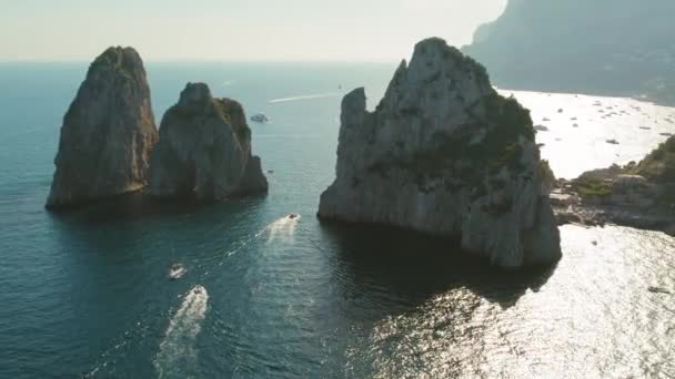在平静的地中海上空 可以看到卡普里岛与法拉格里奥尼堆栈的空中景色 海景主要由三个古老的石灰岩组成 — 图库视频影像