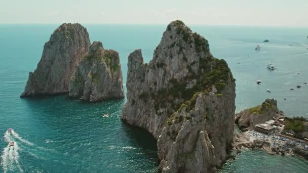 Motorové Čluny Proplétají Skalními Útvary Faraglioni Capri Kultovní Skalní Věž — Stock video