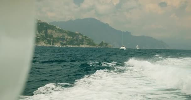 Uçsuz Bucaksız Okyanus Açık Gökyüzünün Altında Benekli Yelkenli Tekneleriyle Manzaralı — Stok video