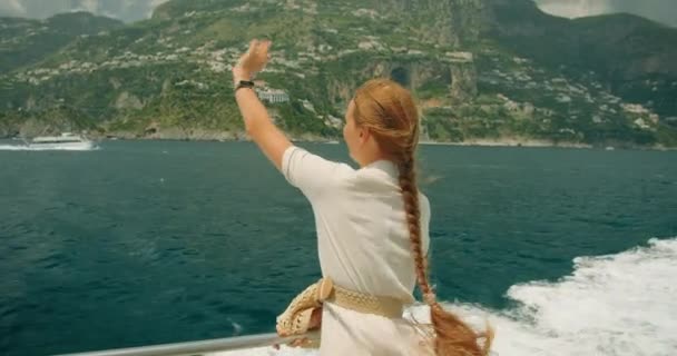 女性は夏の海を旅しながらボートからヨットに波をかける キャリーフリーの観光客は セーリングの穏やかな風と喜びを感じます — ストック動画