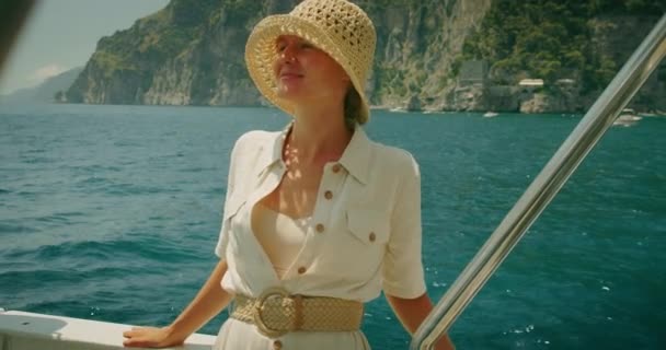 海を見渡す女性 息をのむような山の背景を形成する象徴的なポジターノ海岸線 イタリアの夏休み 快楽ボートからの眺め — ストック動画
