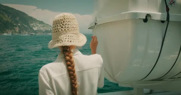 Uma Mulher Sorridente Segurando Uma Corda Barco Com Falésias Beijadas — Vídeo de Stock