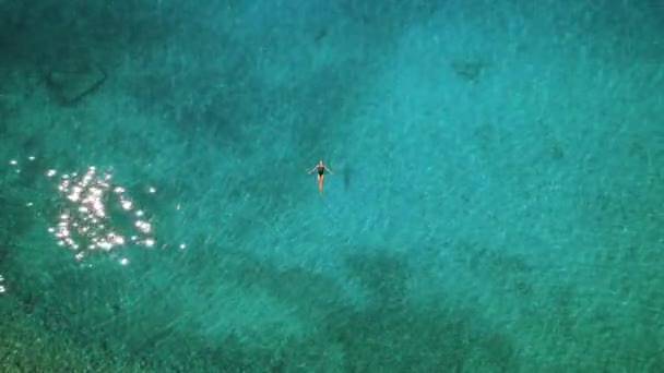 Nadador Vasto Mar Turquesa Desde Aire Una Mujer Solitaria Flota — Vídeo de stock