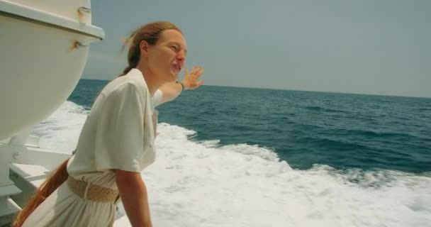 Uma Mulher Chega Brisa Mar Enquanto Navega Convés Embarcação Turista — Vídeo de Stock