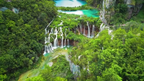 克罗地亚Plitvice湖国家公园狭窄的远足路径 山水多流 瀑布多的山区景观 旅行和自然概念 — 图库视频影像