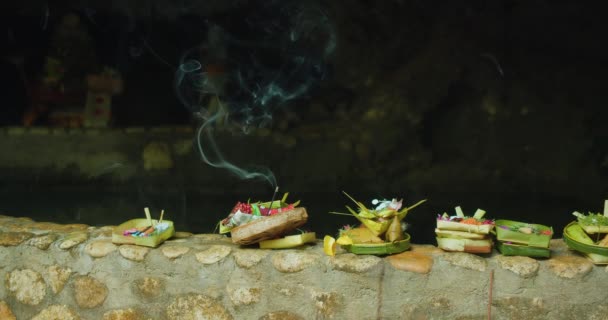 ヒンドゥー教の霊への供え物とアロマを燃やすプレートのクローズアップビュー バリヌサペニダのインドネシア文化 香りの香りと花びらの煙が神に届きました — ストック動画