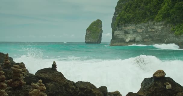 海浪的原力冲击着努沙佩尼达巨大的悬崖峭壁 形成了与宁静的天空形成鲜明对比的壮观的浪花 — 图库视频影像