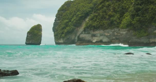 热带海景 海浪在白色的原始沙滩上翻滚 在暴风雨的大海中 绿松石般的海水构成了特写 Tembeling Bali Nusa Penida 印度尼西亚 — 图库视频影像