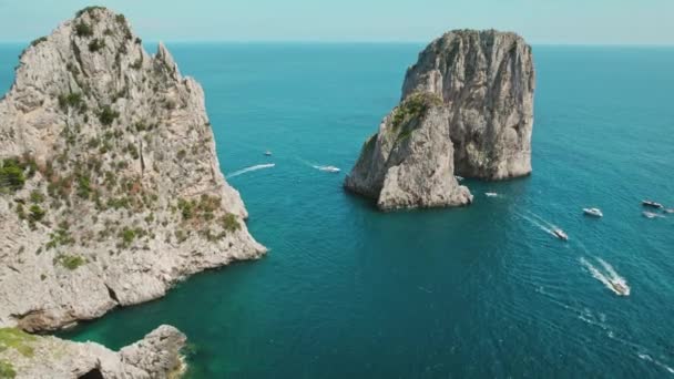 平静的海景展现在眼前 平静的大海映衬着清澈的天空 那是卡普里海岸悬崖的自然壮丽与水上飞机的映衬 — 图库视频影像