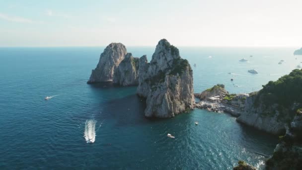 Die Faraglioni Klippen Der Insel Capri Überragen Das Schimmernde Meer — Stockvideo