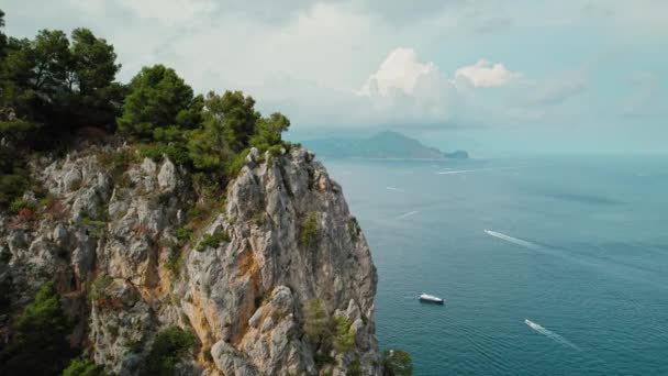 意大利的卡普里海岸线上 有令人叹为观止的悬崖和豪华游艇 还有游客在海上航行 大海上的巨石塔 — 图库视频影像