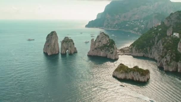 Heybetli Uçurumlar Sakin Mavi Deniz Sularının Üzerinde Kule Gibi Yeşil — Stok video