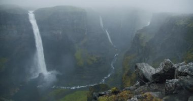 İzlanda 'daki en güzel Haifoss şelalesi.