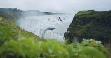 Güçlü Gullfoss şelalesi. Güzel doğa manzarasının manzarası.