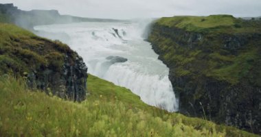 İzlanda 'daki inanılmaz Gullfoss şelalesi Altın Daire' de yer almaktadır.