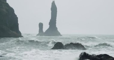Siyah kumsaldaki kayalıklar ve dalgalar, Vik, İzlanda 'daki Reynisfjara