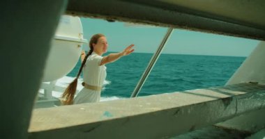 Teknedeki kadın engin okyanus güzelliğine hayran. Huzurlu deniz ihtişamı. Popüler turizm beldesinin yaz gezisi..