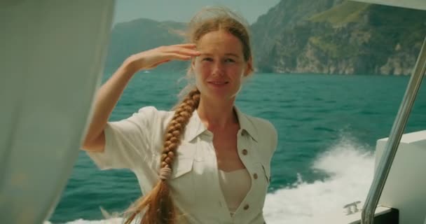 Женщина Защищает Глаза Солнца Любуясь Величественными Скалами Позитано Лодки Лазурное — стоковое видео