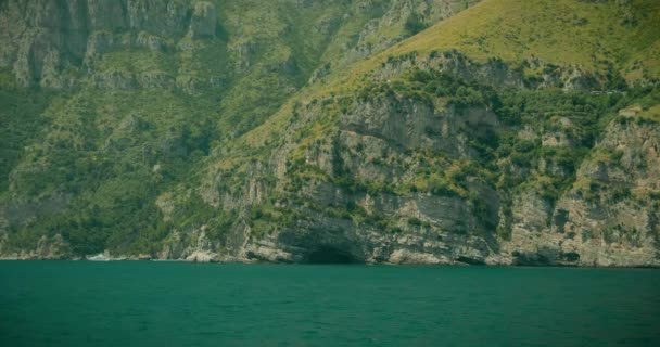 Verdeggianti Scogliere Della Costiera Amalfitana Mare Turchese Con Uno Yacht — Video Stock