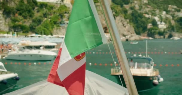 Bandiera Italiana Sventola Una Barca Illuminata Dal Sole Tricolore Italia — Video Stock