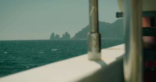 Een Rustige Zee Verre Rotsformaties Bekeken Vanaf Een Boot Met — Stockvideo