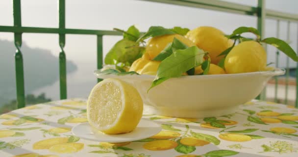 Citroner Skål Ett Bord Med Naturskön Bakgrund Dagsljus Vibrerande Gula — Stockvideo