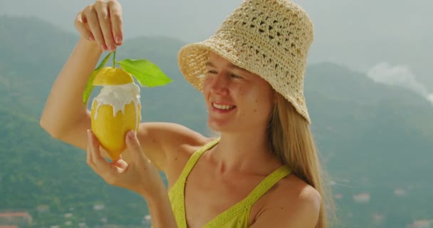 Memegang Lemon Gadis Menjilat Buah Krim Luar Ruangan Seorang Wanita — Stok Video
