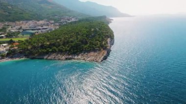 Hırvatistan 'da kumsalı ve yemyeşil ormanları olan bir yarımadadaki Makarska kasabasının havadan görünüşü. Büyüleyici deniz manzarası..