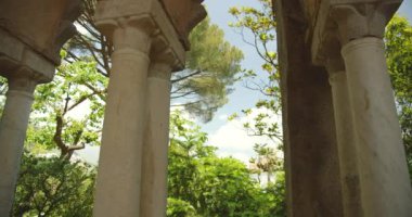 Güneşli sütunlar ve yemyeşil alanlar İtalya 'nın Ravello şehrinde sakin bir atmosfer yaratıyor...