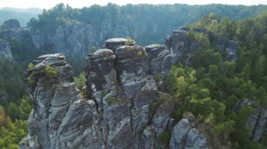 Sakson İsviçre 'nin kaya oluşumları ve yeşil çam ağacı ormanıyla manzaralı bir perspektifi. Bastei Dağları, Almanya..