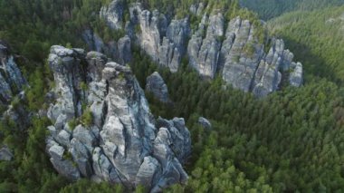 Almanya, Bastei 'de yemyeşil bir ormanla çevrili etkileyici kaya oluşumlarının havadan görüntüsü..