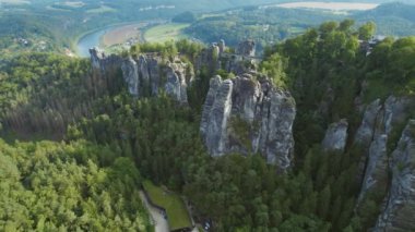 Sakson İsviçre 'nin kaya oluşumlu havadan görünüşü ve Elbe nehri, arka planda köy. Almanya 'nın Kumtaşı Dağları..