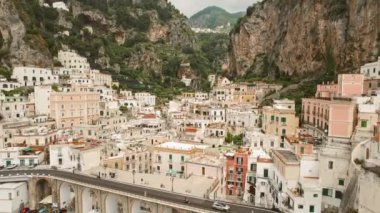 Amalfi kıyısındaki Atrani kasabası, bir kilise ve kemerli köprüyle kayalıkların içine inşa edilmiş kasabayı gösteriyor...