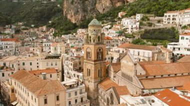 Santa Andrea Katedrali 'nin havadan görünüşü ve İtalya' daki yoğun Amalfi kasabasının tarihi binaları arasında karmaşık tasarımı...