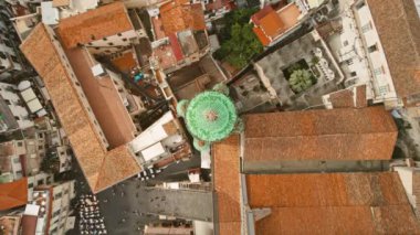 Amalfi 'nin yoğun olarak inşa edilmiş bir bölümünün havadan görünüşü. Merkezinde tarihi binalarla çevrili Santa Andrea Katedrali' nin belirgin yeşil kubbesi...