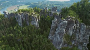 Almanya 'nın Sakson İsviçre Dağları' ndaki Bastei Köprüsü hava manzaralı ahşap bir köprü. Yoğun bir ormanla çevrili etkileyici kaya oluşumları...