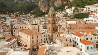 İtalya, Amalfi 'deki Piazza del Duomo' daki Ortaçağ Katolik Katedrali. Yaz tatilinde şehrin çan kulesi ve çatıları..