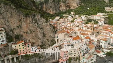 Amalfi kasabasının dik dağ yamacına inşa edilmiş evleri. Mimarili yaz İtalya manzarası..