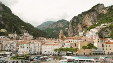 Amalfi kasabası, tarihi binaların üzerinde yükselen ikonik SantAndrea katedrali ve kalabalık bir kasaba meydanı ile dramatik uçurumların arasına kurulmuştur...