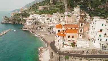 Sahil şeridinin havadan görünüşü ve Atrani şehrinin deniz ve plajlı binaları. İtalya 'da yaz tatili..