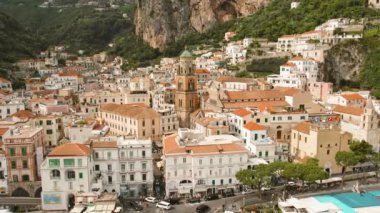 Liman ve sahil manzaralı Amalfi kasabası panoramik kıyı manzarası.