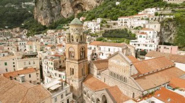 Amalfi Katedrali 'nin çan kulesi ve tarihi şehir merkezindeki yakınlardaki binalar. İtalya 'da yaz tatilleri..