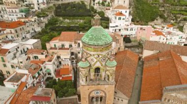 İtalya 'nın Piazza del Duomo şehrinde Orta Çağ Katolik katedrali bulunan Amalfi kasabasının havadan görünüşü. Akdeniz kıyısındaki dağlarda yuva yapmış binalar...