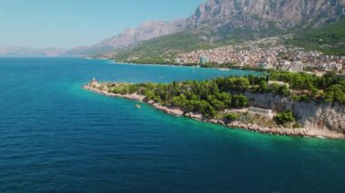 Hırvatistan 'ın Tarihi Deniz Feneri Büyüsü ile Majestic Coastal View. Adriyatik kıyı şeridindeki uçurum kenti havadan görünüyor..