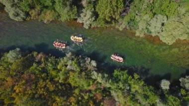 Yaz boyunca Hırvatistan 'ın Cetina Nehri' nde rafting yapmak, yoğun ormanlarla çevrili berrak, yeşil sularda yüzen insanlarla birlikte birden fazla salın yer aldığı bir yer...