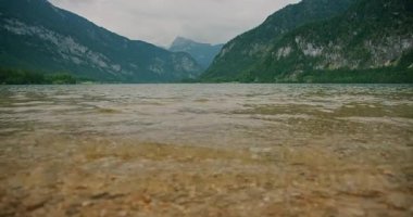 Yükselen yeşil dağları ve sakin sularıyla Gosau Gölü 'nün geniş manzarası.