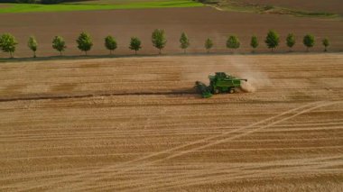 Tarlanın ortasındaki hasat traktörünü arkadaki tozla birleştirin ve ekinleri işleyin...